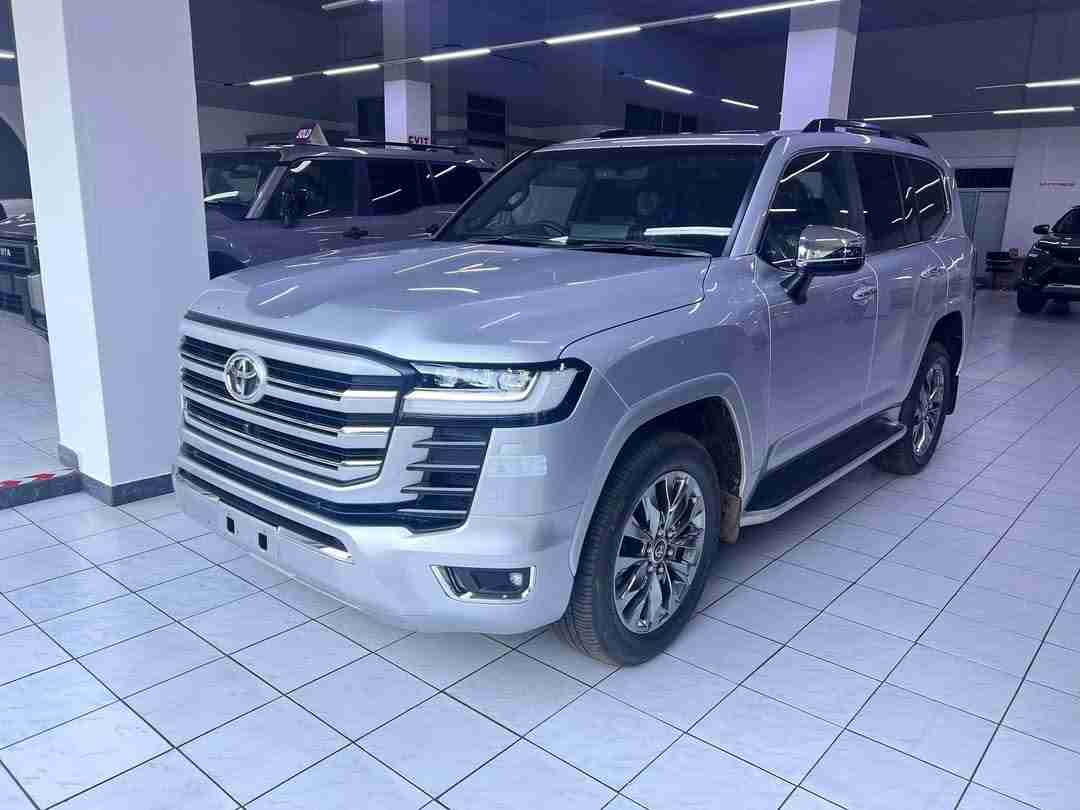 Wicknell Chivayo礼物Reuben Barwe A Toyota Land Cruiser VXR LX 300系列和100,000美元现金